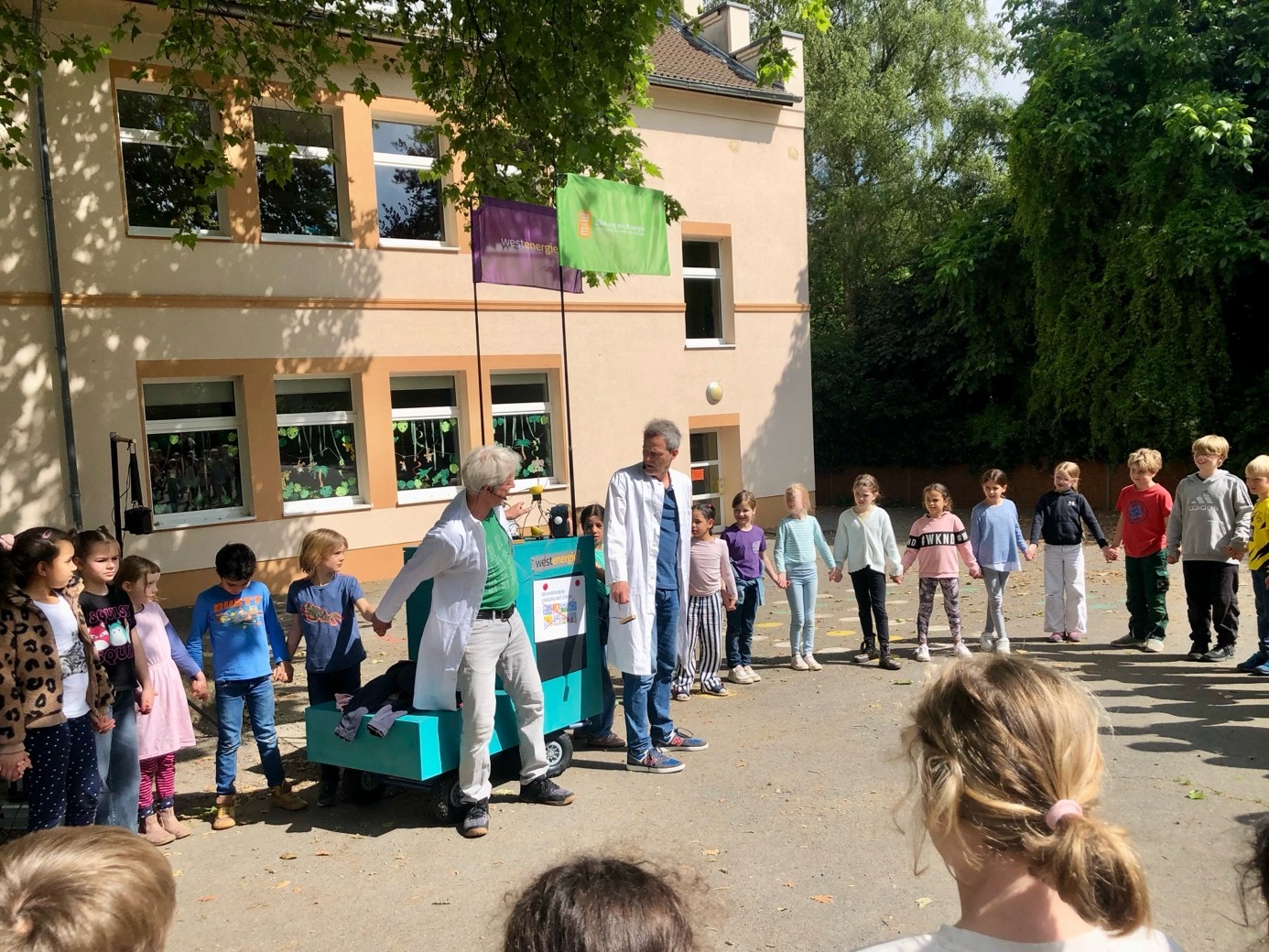 Experimentiermobil zu Gast auf unserem Schulhof